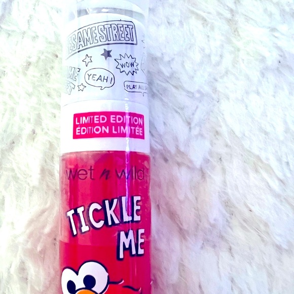 Wet n Wild Elmo lipstick and lipgloss - Picture 4 of 14